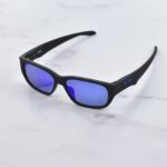 عینک آفتابی اوکلی مشکی شیشه جیوه ای بنفش OX8192D-0454 back